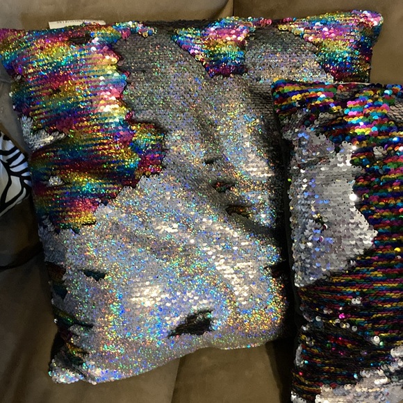 Pillows - Picture 3 of 7